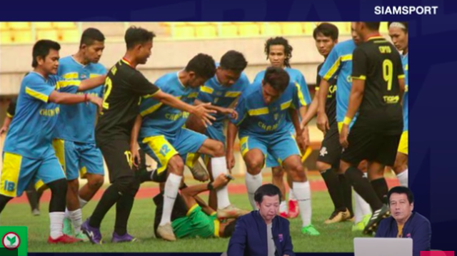 Cầu thủ Indonesia… đạp đầu trọng tài trong trận đấu thuộc giải nghiệp dư - 2 Cầu thủ Indonesia… đạp đầu trọng tài trong trận đấu thuộc giải nghiệp dư - 2