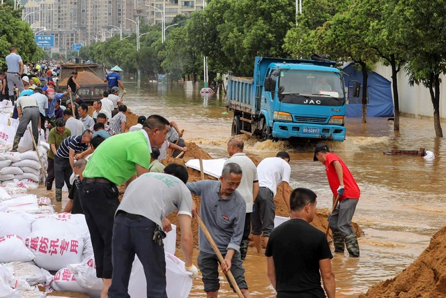 Trung Quốc chật vật ứng phó lũ lụt tồi tệ nhất trong hơn 30 năm - 4 Trung Quốc chật vật ứng phó lũ lụt tồi tệ nhất trong hơn 30 năm - 4