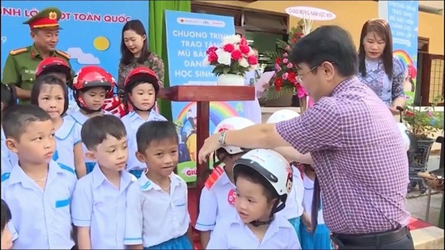 Quảng Ngãi: Tỷ lệ học sinh tiểu học đội mũ bảo hiểm quá thấp - 1 Quảng Ngãi: Tỷ lệ học sinh tiểu học đội mũ bảo hiểm quá thấp - 1