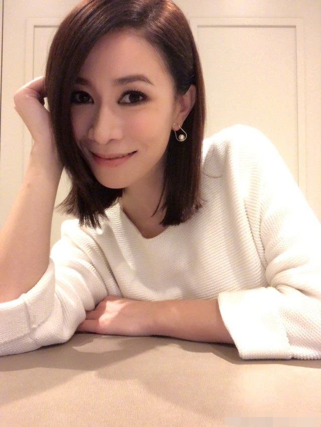 Nhàn Phi Xa Thi Mạn để lộ gương mặt mộc ở tuổi 45 - 3 Nhàn Phi Xa Thi Mạn để lộ gương mặt mộc ở tuổi 45 - 3
