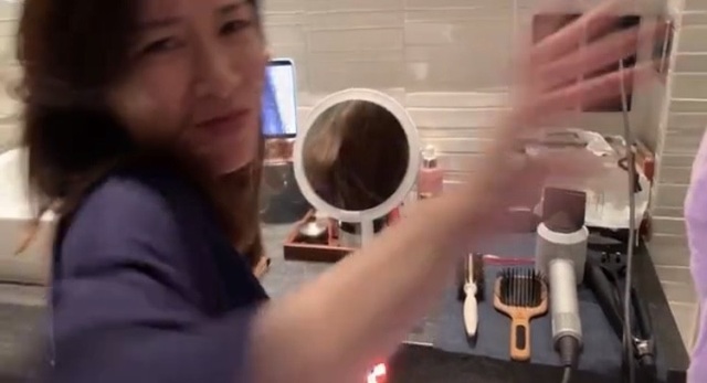 Nhàn Phi Xa Thi Mạn để lộ gương mặt mộc ở tuổi 45 - 2 Nhàn Phi Xa Thi Mạn để lộ gương mặt mộc ở tuổi 45 - 2