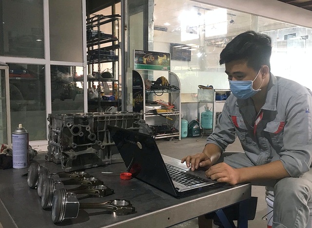 Vô tình đến với nghề sửa ô tô nhưng rồi trở thành... đam mê - 2 Vô tình đến với nghề sửa ô tô nhưng rồi trở thành... đam mê - 2