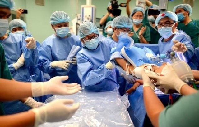 Cuộc đại phẫu cân não tách cặp song sinh dính nhau phức tạp đã thành công - 7 Cuộc đại phẫu cân não tách cặp song sinh dính nhau phức tạp đã thành công - 7