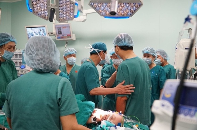 Cuộc đại phẫu cân não tách cặp song sinh dính nhau phức tạp đã thành công - 8 Cuộc đại phẫu cân não tách cặp song sinh dính nhau phức tạp đã thành công - 8