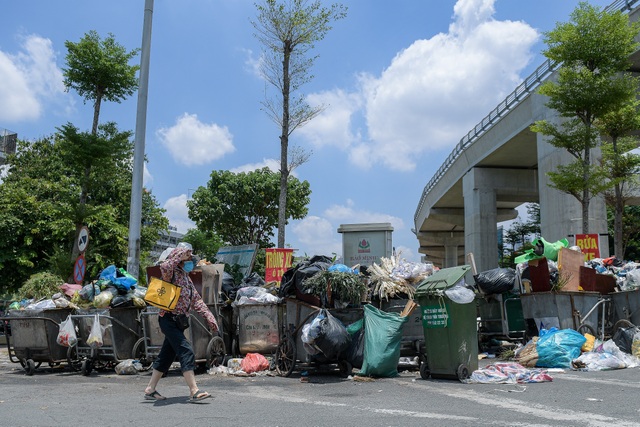 Rác thải ùn ứ nhiều nơi trên đường phố Hà Nội - 9