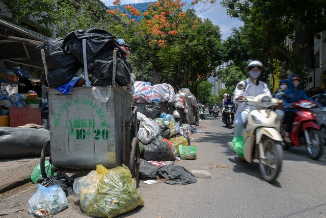 Rác thải ùn ứ nhiều nơi trên đường phố Hà Nội - 8