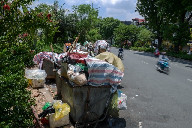 Rác thải ùn ứ nhiều nơi trên đường phố Hà Nội - 2