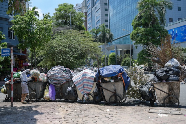 Rác thải ùn ứ nhiều nơi trên đường phố Hà Nội - 13