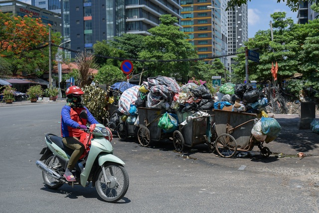 Rác thải ùn ứ nhiều nơi trên đường phố Hà Nội - 15