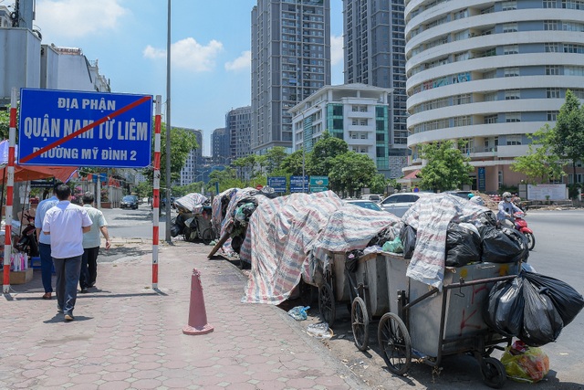 Rác thải ùn ứ nhiều nơi trên đường phố Hà Nội - 14