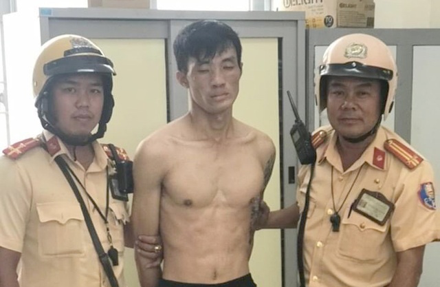 Thanh niên trộm xe máy cầm dao chống trả công an khi bị vây bắt - 1 Thanh niên trộm xe máy cầm dao chống trả công an khi bị vây bắt - 1