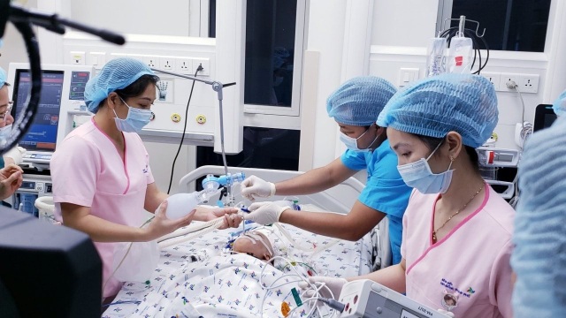 Thủ tướng Nguyễn Xuân Phúc chúc mừng kíp mổ tách dính cặp song sinh - 3 Thủ tướng Nguyễn Xuân Phúc chúc mừng kíp mổ tách dính cặp song sinh - 3
