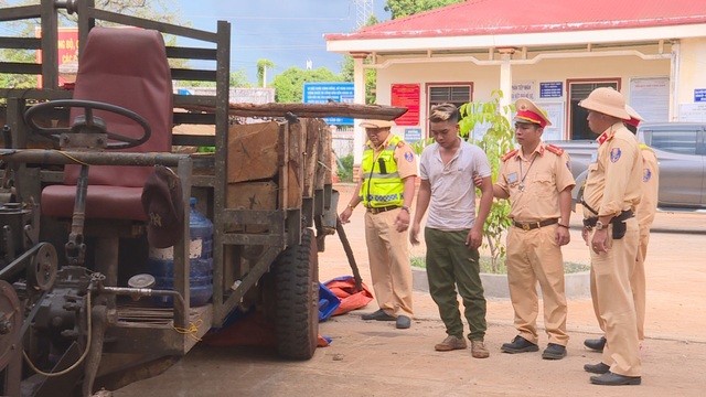 Công an nổ súng bắt giữ đối tượng lái xe chở gỗ lậu lao thẳng vào CSGT - 1 Công an nổ súng bắt giữ đối tượng lái xe chở gỗ lậu lao thẳng vào CSGT - 1