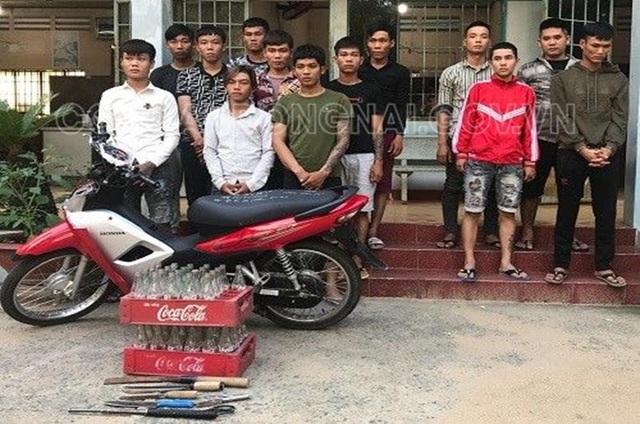 Ngăn chặn 2 nhóm thanh niên chuẩn bị hỗn chiến vì tiếng nẹt pô - 1 Ngăn chặn 2 nhóm thanh niên chuẩn bị hỗn chiến vì tiếng nẹt pô - 1