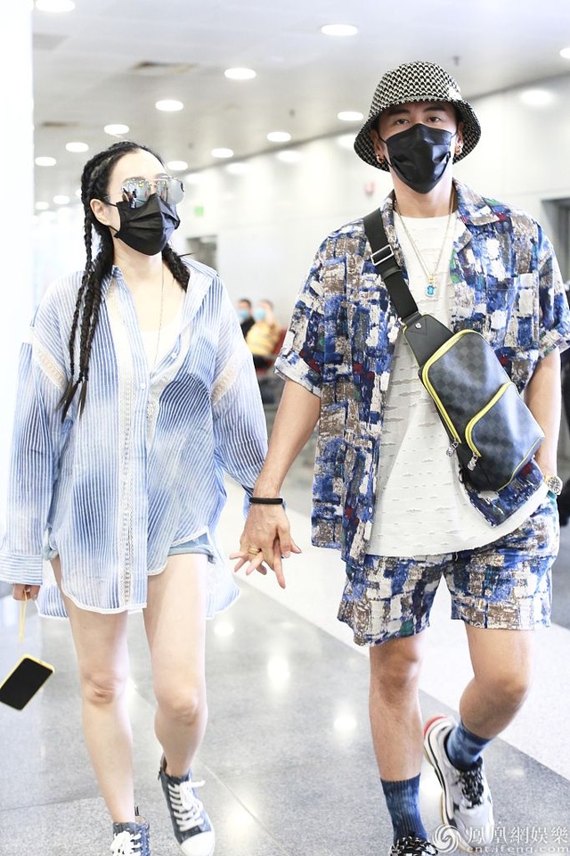 Chung Lệ Đề và chồng kém 12 tuổi sánh đôi sành điệu ở sân bay - 2 Chung Lệ Đề và chồng kém 12 tuổi sánh đôi sành điệu ở sân bay - 2
