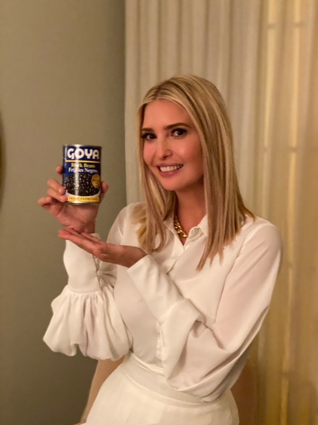 Ái nữ nhà Trump gây tranh cãi vì đăng ảnh chụp với đồ ăn - 1 Ái nữ nhà Trump gây tranh cãi vì đăng ảnh chụp với đồ ăn - 1