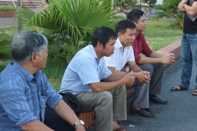 Hà Tĩnh: Phụ huynh “đội nắng” chờ sĩ tử thi lớp 10 - 3 Hà Tĩnh: Phụ huynh “đội nắng” chờ sĩ tử thi lớp 10 - 3