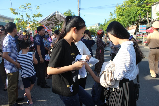 Hà Tĩnh: Phụ huynh “đội nắng” chờ sĩ tử thi lớp 10 - 1 Hà Tĩnh: Phụ huynh “đội nắng” chờ sĩ tử thi lớp 10 - 1