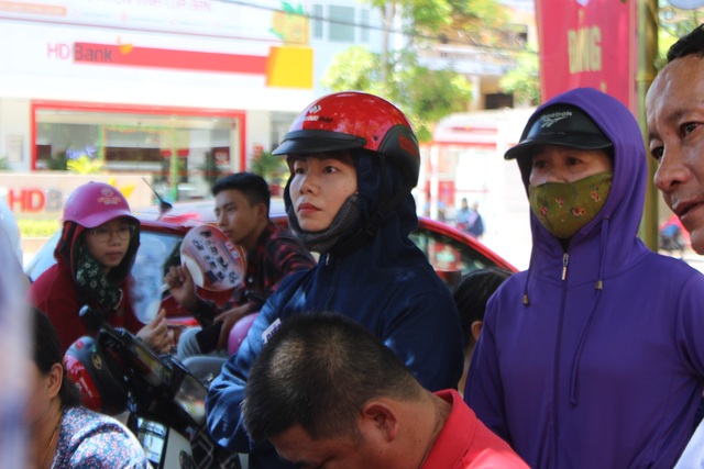 Hà Tĩnh: Phụ huynh “đội nắng” chờ sĩ tử thi lớp 10 - 6 Hà Tĩnh: Phụ huynh “đội nắng” chờ sĩ tử thi lớp 10 - 6