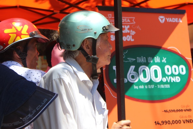Hà Tĩnh: Phụ huynh “đội nắng” chờ sĩ tử thi lớp 10 - 7 Hà Tĩnh: Phụ huynh “đội nắng” chờ sĩ tử thi lớp 10 - 7