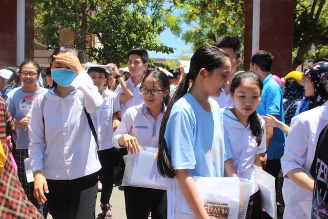 Hà Tĩnh: Phụ huynh “đội nắng” chờ sĩ tử thi lớp 10 - 2 Hà Tĩnh: Phụ huynh “đội nắng” chờ sĩ tử thi lớp 10 - 2