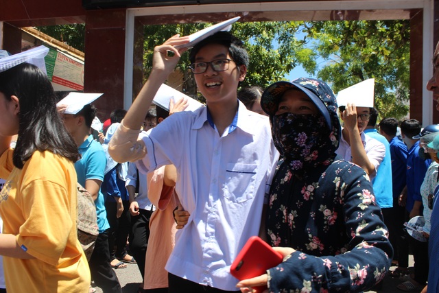 Hà Tĩnh: Phụ huynh “đội nắng” chờ sĩ tử thi lớp 10 - 10 Hà Tĩnh: Phụ huynh “đội nắng” chờ sĩ tử thi lớp 10 - 10