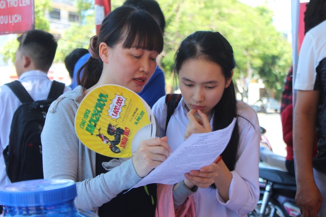 Hà Tĩnh: Phụ huynh “đội nắng” chờ sĩ tử thi lớp 10 - 11 Hà Tĩnh: Phụ huynh “đội nắng” chờ sĩ tử thi lớp 10 - 11