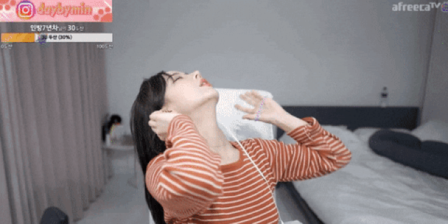 Ngồi livestream cảnh buộc tóc, hot girl kiếm được hơn 8 tỷ đồng Ngồi livestream cảnh buộc tóc, hot girl kiếm được hơn 8 tỷ đồng