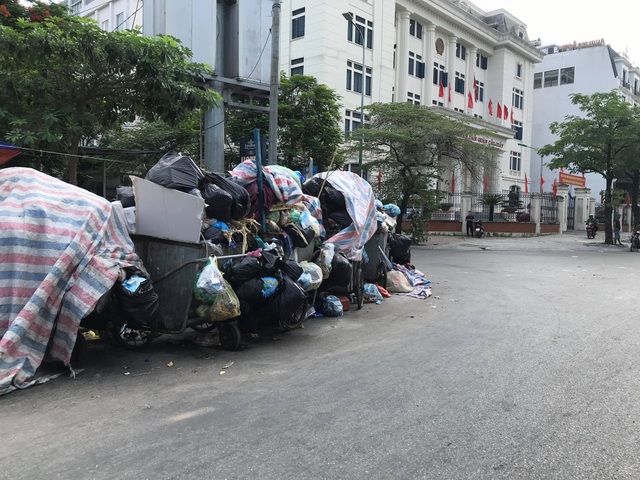 Bãi Nam Sơn bị phong tỏa, rác trong nội đô chất như núi - 4