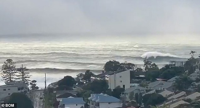 Video: Ngư dân hoảng hồn thấy vòi rồng khổng lồ xuất hiện gần Sydney - 7