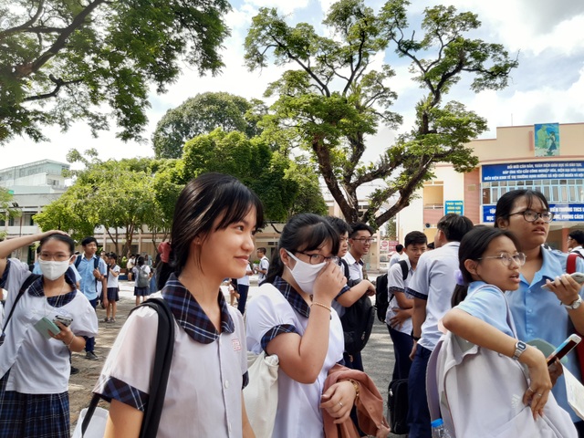 Thi lớp 10 tại TPHCM: Thí sinh thoải mái sau buổi thi Ngoại ngữ - 1 Thi lớp 10 tại TPHCM: Thí sinh thoải mái sau buổi thi Ngoại ngữ - 1