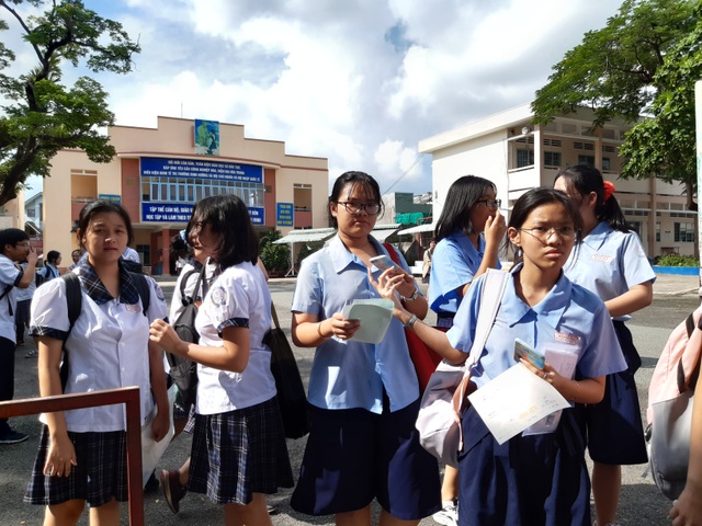 Thi lớp 10 tại TPHCM: Thí sinh thoải mái sau buổi thi Ngoại ngữ - 4 Thi lớp 10 tại TPHCM: Thí sinh thoải mái sau buổi thi Ngoại ngữ - 4