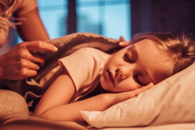 Nhà tâm lý học chia sẻ 7 lời khuyên giúp trẻ nhỏ ngủ một mình - 1