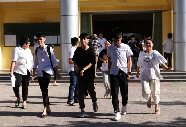 Thanh Hóa: 1 thí sinh bị đình chỉ thi Văn do mang điện thoại vào phòng thi - 2 Thanh Hóa: 1 thí sinh bị đình chỉ thi Văn do mang điện thoại vào phòng thi - 2