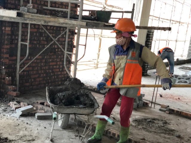 Nữ thợ hồ mặt lấm lem, ước được mặc đẹp đi làm mỗi ngày - 3 Nữ thợ hồ mặt lấm lem, ước được mặc đẹp đi làm mỗi ngày - 3