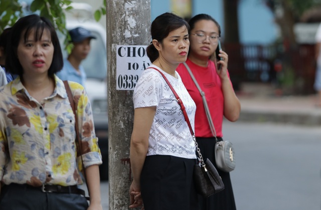 Hà Nội: Phụ huynh vật vờ gốc cây trốn nắng nóng đợi con rời phòng thi - 5 Hà Nội: Phụ huynh vật vờ gốc cây trốn nắng nóng đợi con rời phòng thi - 5