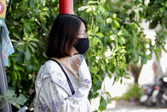 Hà Nội: Phụ huynh vật vờ gốc cây trốn nắng nóng đợi con rời phòng thi - 10 Hà Nội: Phụ huynh vật vờ gốc cây trốn nắng nóng đợi con rời phòng thi - 10