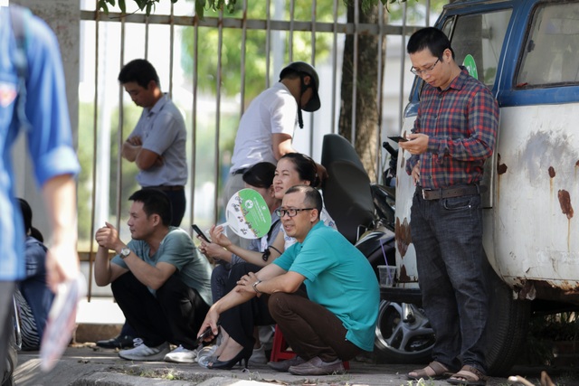 Hà Nội: Phụ huynh vật vờ gốc cây trốn nắng nóng đợi con rời phòng thi - 9 Hà Nội: Phụ huynh vật vờ gốc cây trốn nắng nóng đợi con rời phòng thi - 9