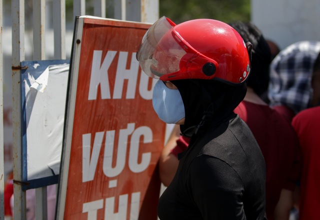 Hà Nội: Phụ huynh vật vờ gốc cây trốn nắng nóng đợi con rời phòng thi - 7 Hà Nội: Phụ huynh vật vờ gốc cây trốn nắng nóng đợi con rời phòng thi - 7