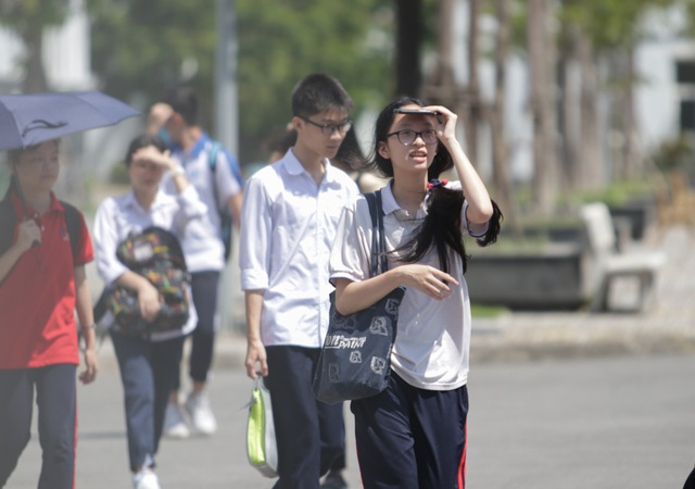 Thi Ngữ văn vào lớp 10 của Hà Nội: Thí sinh vui vẻ rời phòng thi vì đề dễ - 3 Thi Ngữ văn vào lớp 10 của Hà Nội: Thí sinh vui vẻ rời phòng thi vì đề dễ - 3