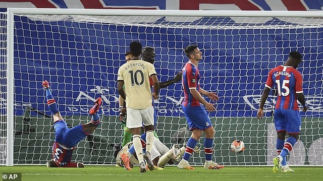 Cận cảnh pha va chạm khiến trung vệ Crystal Palace suýt gãy cổ - 1 Cận cảnh pha va chạm khiến trung vệ Crystal Palace suýt gãy cổ - 1