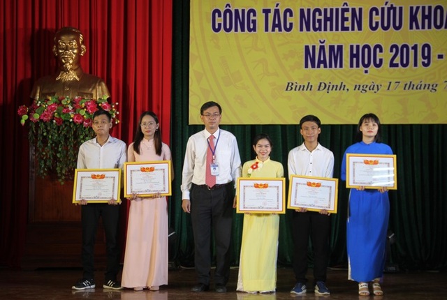 Trường ĐH Quy Nhơn trao giấy khen đến sinh viên nghiên cứu khoa học - 3 Trường ĐH Quy Nhơn trao giấy khen đến sinh viên nghiên cứu khoa học - 3