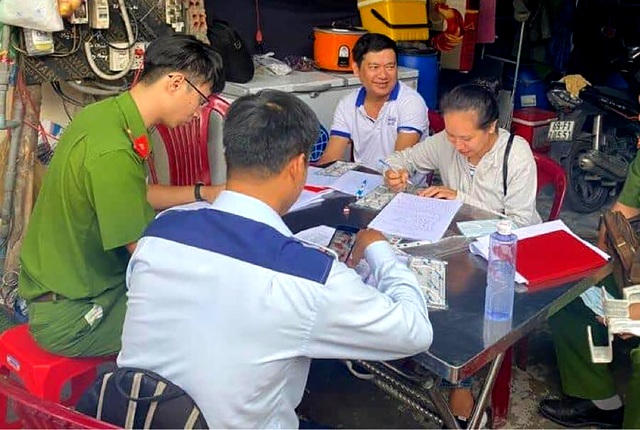 Hóa chất là “thủ phạm” khiến con suối nổi bọt trắng xóa như bông - 6 Hóa chất là “thủ phạm” khiến con suối nổi bọt trắng xóa như bông - 6