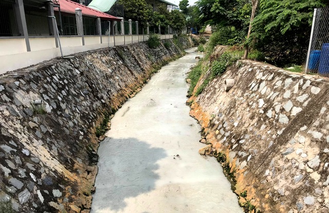 Hóa chất là “thủ phạm” khiến con suối nổi bọt trắng xóa như bông - 7 Hóa chất là “thủ phạm” khiến con suối nổi bọt trắng xóa như bông - 7