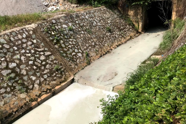 Hóa chất là “thủ phạm” khiến con suối nổi bọt trắng xóa như bông - 8 Hóa chất là “thủ phạm” khiến con suối nổi bọt trắng xóa như bông - 8