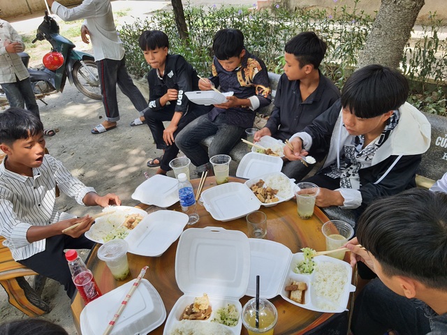 Nghệ An: Những suất cơm ấm lòng sỹ tử vùng cao - 8 Nghệ An: Những suất cơm ấm lòng sỹ tử vùng cao - 8