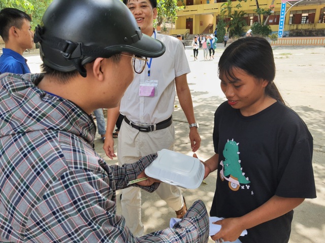 Nghệ An: Những suất cơm ấm lòng sỹ tử vùng cao - 7 Nghệ An: Những suất cơm ấm lòng sỹ tử vùng cao - 7