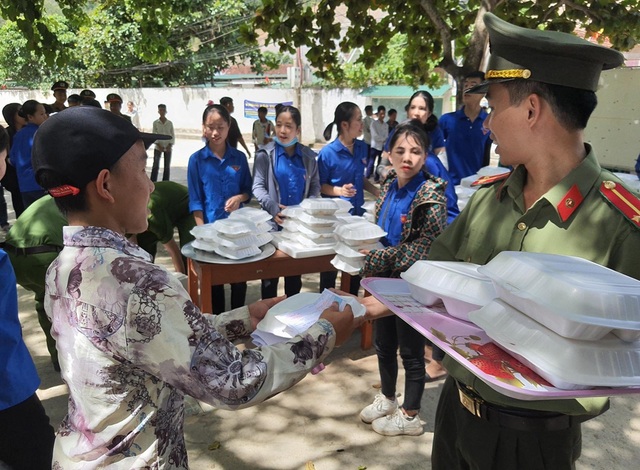 Nghệ An: Những suất cơm ấm lòng sỹ tử vùng cao - 6 Nghệ An: Những suất cơm ấm lòng sỹ tử vùng cao - 6