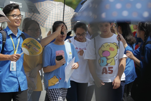 Những hình ảnh rung động lòng người trong kỳ thi vào lớp 10 ở Hà Nội - 12 Những hình ảnh rung động lòng người trong kỳ thi vào lớp 10 ở Hà Nội - 12