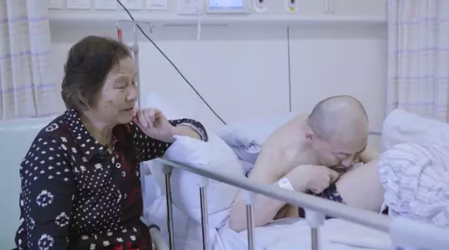 Đứng thẳng rời viện sau 28 năm luôn trong tư thế gập đôi người - 5 Đứng thẳng rời viện sau 28 năm luôn trong tư thế gập đôi người - 5